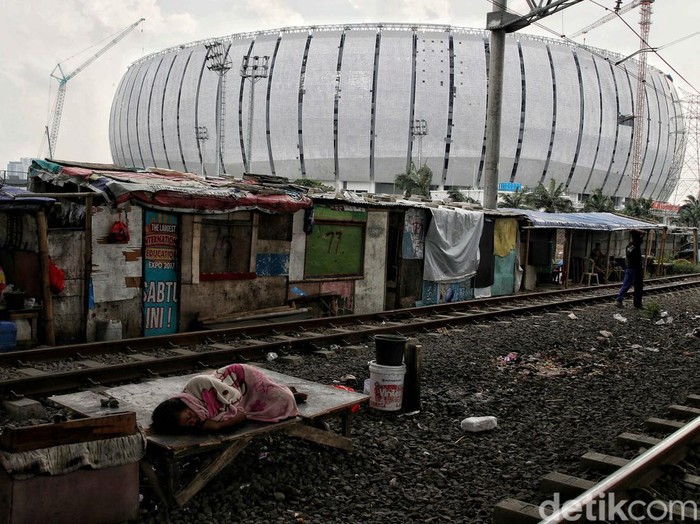 Melihat Sisi Lain di Balik Kemegahan Stadion Kebanggaan Jakarta Pembangunan Jakarta International Stadium (JIS) hampir rampung. Di balik kemegahan JIS, terselip pemandangan lain yang tampak begitu kontras. Ini fotonya.
