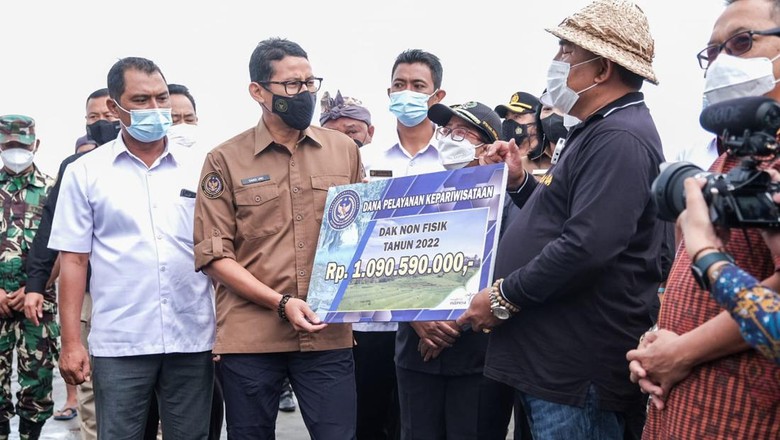 Menparekraf Sandiaga Salahuddin Uno serahkan DAK di Jembrana Bali Menparekraf Sandiaga Salahuddin Uno serahkan DAK di Jembrana Bali