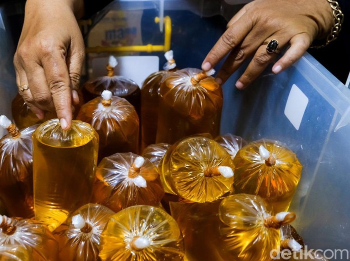 Minyak goreng masih sulit dicari di pasar tradisional kawasan Tangerang Selatan. Harga minyak goreng pun masih mencapai sekitar Rp 17 ribu-Rp 20 ribu per liter.