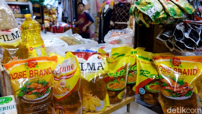 Minyak goreng masih sulit dicari di pasar tradisional kawasan Tangerang Selatan. Harga minyak goreng pun masih mencapai sekitar Rp 17 ribu-Rp 20 ribu per liter.