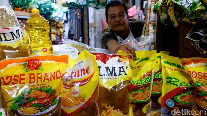 Minyak goreng masih sulit dicari di pasar tradisional kawasan Tangerang Selatan. Harga minyak goreng pun masih mencapai sekitar Rp 17 ribu-Rp 20 ribu per liter.
