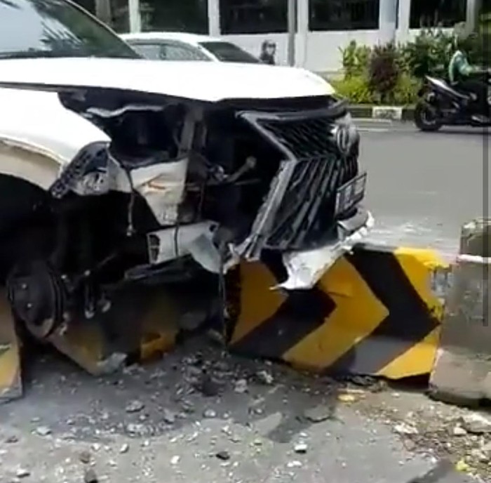 Mobil Lexus tabrak separator busway depan gedung DPR