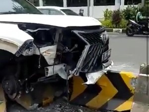 Mobil Lexus Tabrak Separator Busway Depan DPR, Ada Korban Luka