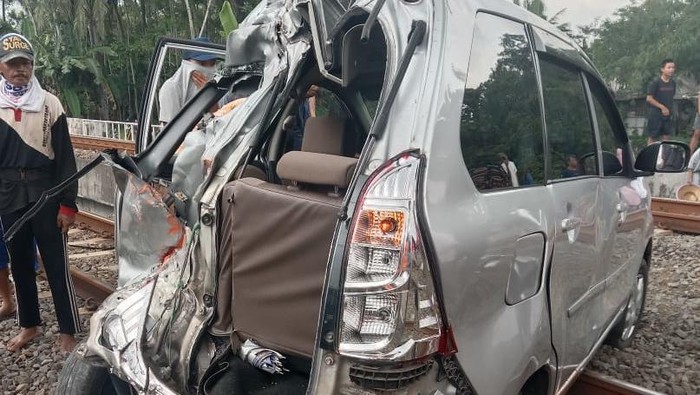 Mobil tertabrak KA di perlintasan Sumpiuh, Banyumas, Rabu (23/2/2022).