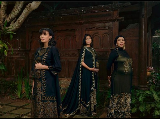 Di masa kehamilannya, Nadine masih aktif berkegiatan. Seperti melakukan pemotretan. Inilah penampilan Nadine dengan dua Puteri Indonesia lainnya Dea Rizkita dan Zivanna Letisha yang juga sama-sama hamil. Foto: dok. Instagram/@nadinelist