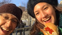 Kabar bahagia itu dibagikan oleh Dimas Anggara melalui unggahannya. Dalam foto tersebut Nadine dan Dimas berpose dengan buah hatinya. Foto: Instagram @nadinelist