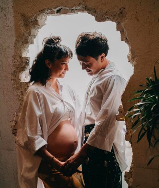 Kehamilan wanita 37 tahun itu ini menjadi buah manis dari kesabaran pasangan tersebut. Lantaran keduanya telah menunggu selama empat tahun untuk bisa menimang anak. Foto: dok. Instagram/@nadinelist