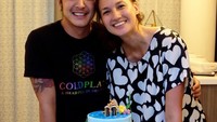 Keromantisan itu terlihat ketika Dimas Anggara memberikan kejutan kue ulang tahun. Kuenya unik didesain dengan tema keindahan bawah laut. Foto: Instagram @nadinelist