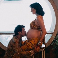Dalam potret kehamilan lainnya, Nadine dan Dimas tampil dengan busana batik. Dalam foto ini, Dimas mencium baby bump sang istri. Foto: dok. Instagram/@nadinelist