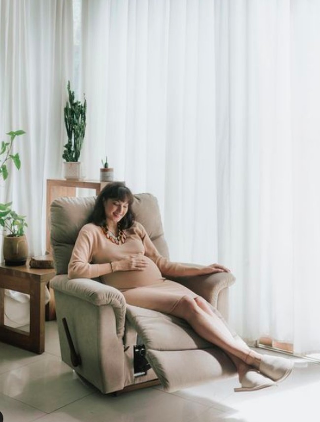 Tak heran jika Nadine menjaga kehamilannya dengan begitu hati-hati. Di dua bulan pertama kehamilannya, Puteri Indonesia 2010 itu tidak keluar rumah, dan lebih banyak beristirahat. Foto: dok. Instagram/@nadinelist