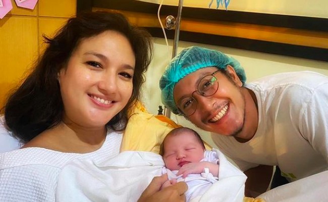Inilah potret keluarga kecil Nadine dan Dimas, Nadine melahirkan bayi pada 22-02-2022 dengan nama Nadi Djiwa Anggara. Foto: dok. Instagram/@nadinelist