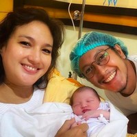 Inilah potret keluarga kecil Nadine dan Dimas, Nadine melahirkan bayi pada 22-02-2022 dengan nama Nadi Djiwa Anggara. Foto: dok. Instagram/@nadinelist