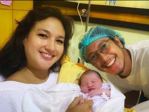 Senyum Nadine Chandrawinata Melahirkan Djiwa pada 22-02-2022