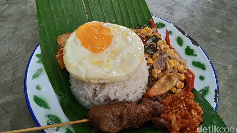  Nikmatnya Makan Siang Pakai Ikan Peda dan Cumi Hitam di SCBD