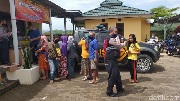 Operasi pasar minyak di Polsek Gunung Guruh.