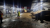 Ledakan itu menyebabkan hujan bahan kimia di area pabrik hingga ke PT Pertamina yang berada di samping PT MCCI. (Istimewa).