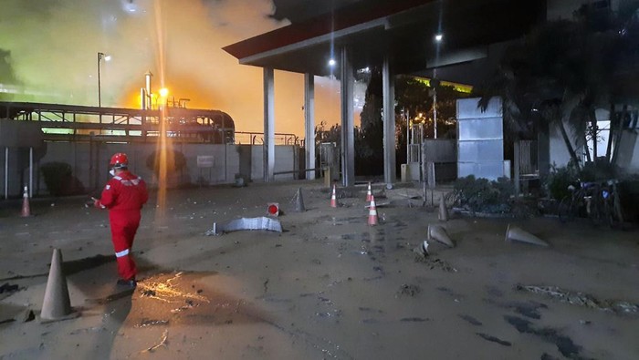 Pabrik di Cilegon Meledak dan Sebabkan Hujan Bahan Kimia Ledakan terjadi di PT Mitsubishi Chemical Indonesia (MCCI), Cilegon, Banten. Ledakan itu menyebabkan hujan bahan kimia di area pabrik.