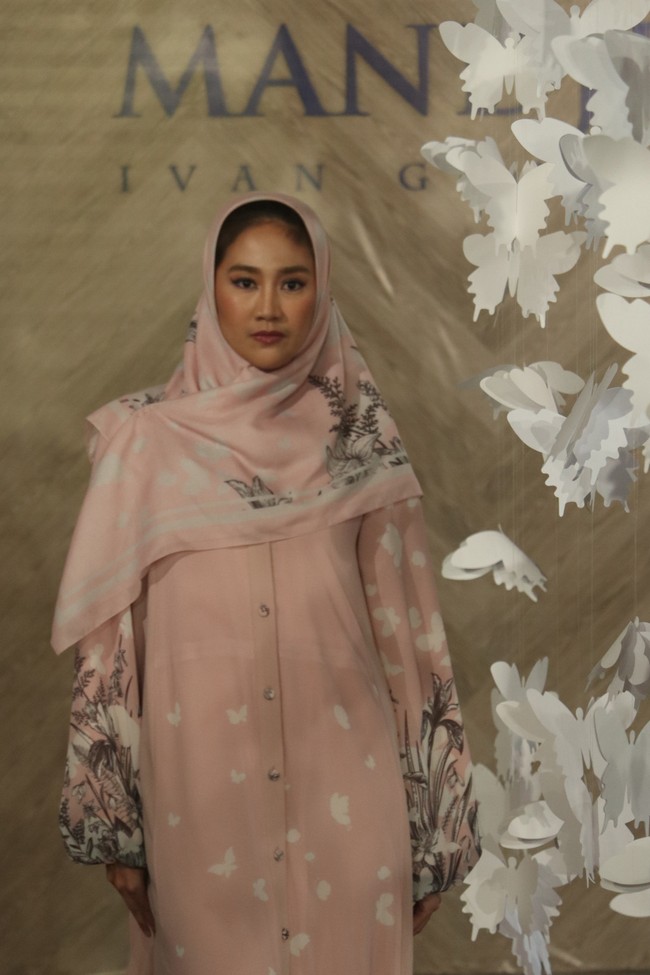 Fashion show koleksi terbaru Ivan Gunawan 2022 bertajuk Time Files yang digelar di Gedong Putih, Parongpon, Kabupaten Bandung barat, Jawa Barat. Rabu 23 Februari 2022. Foto: dok. Wisma Putra/ detikcom.  