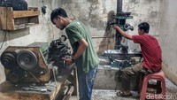 Meski demikian, dia tetap bertahan dengan usaha yang dirintisnya itu.