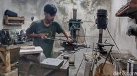 Senapan angin ini dibuat dari besi-besi yang tidak terpakai.