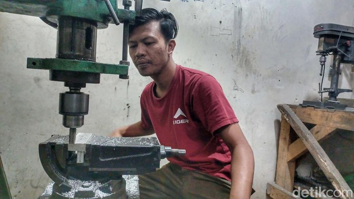 Pandemi Bikin Penjualan Senapan Angin Merosot Pandemi Covid-19 membuat penjualan senapan angin merosot 50 %. Hal itu yang dialami perajin senapan angin Jum Sport di Cileunyi, Kabupaten Bandung.