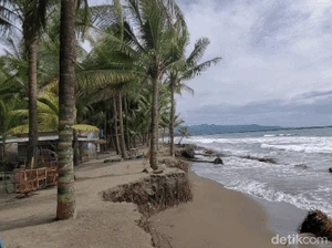 Kisah Warga Pesisir Cipatuguran Dihantui Abrasi Ekstrem