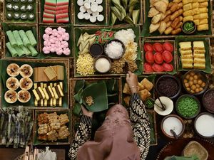 Pedagang Pasar Kue Subuh Khawatir Pendapatan Turun saat Pindah Lokasi
