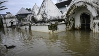 Kondisi kompleks pemakaman raja-raja Gowa yang terendam banjir di Kabupaten Gowa, Sulawesi Selatan, Rabu (23/2/2022).