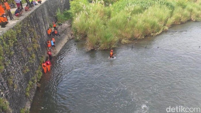 Tim SAR gabungan melakukan pencarian terhadap pemancing yang hilang di dam Imogiri, Bantul, Rabu (23/2/2022).
