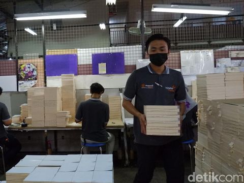 Pembuatan Al-Qur'an di Kampung Quran Bandung.