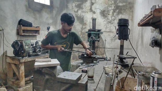 Pemilik produksi Senapan Angin Jum Sport Cileunyi Feffy Fakihudin (29)