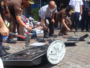 Bea Cukai Jogja Musnahkan Ribuan Barang Ilegal, Ada CD hingga Sex Toys!