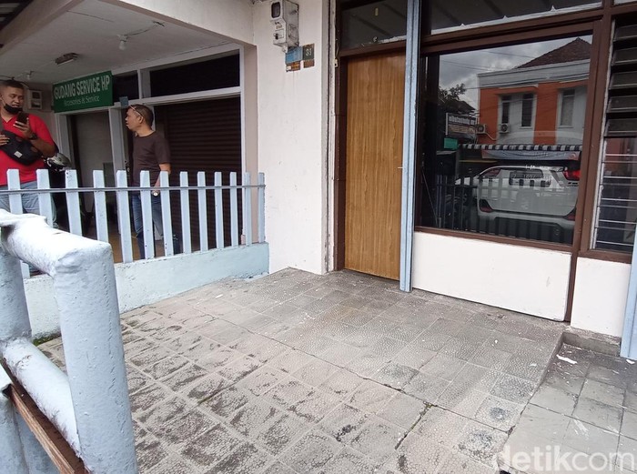 Penampakan mobil terparkir di ruang tamu rumah di Kota Tasikmalaya yang mencuri perhatian netizen.