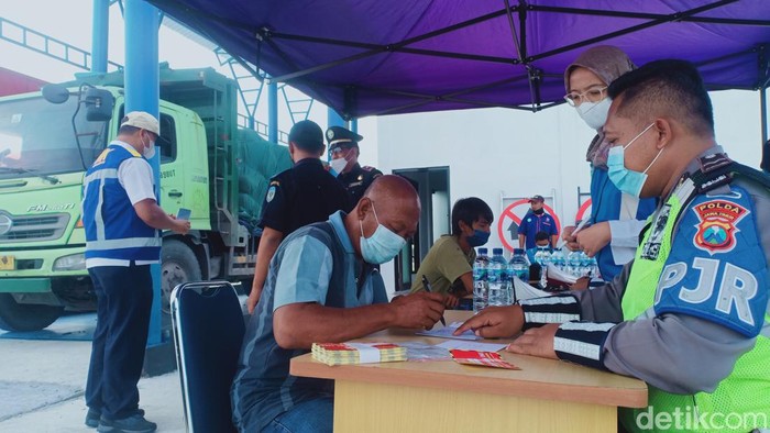 Penilangan truk yang melanggar ODOL di Nganjuk
