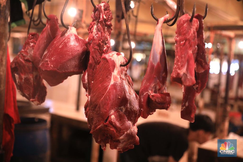 Penjual daging sapi di Pasar Kebayoran Lama, Jakarta, Rabu (23/2/2022). (CNBC Indonesia/Muhammad Sabki)