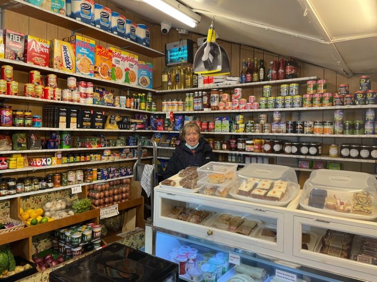 Nenek 81 Tahun Penjual Sandwich Ini Viral dan Punya Banyak Penggemar