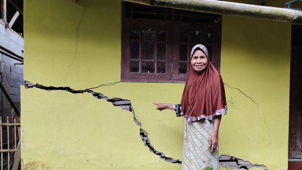 Pergerakan tanah terjadi di Kampung Cihuni, Desa Curugpanjang, Kecamatan Cikulur.