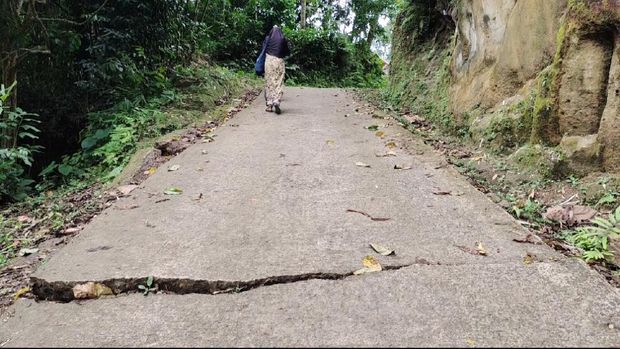 Pergerakan tanah terjadi di Kampung Cihuni, Desa Curugpanjang, Kecamatan Cikulur.