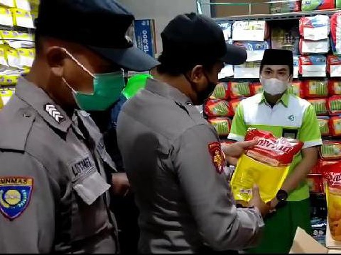 Petugas gabungan di Kecamatan Paiton menggelar sidak di sejumlah minimarket, pada Selasa (22/2) malam. Sidak digelar karena terjadi kelangkaan minyak goreng.
