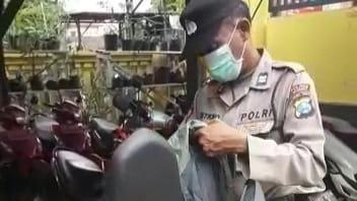 polisi periksa sepeda motor sri, pelaku pelaporan palsu perampokan di mojokerto