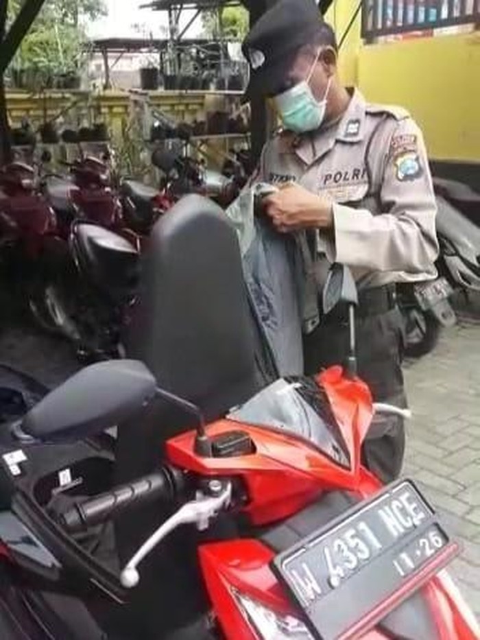 polisi periksa sepeda motor sri, pelaku pelaporan palsu perampokan di mojokerto
