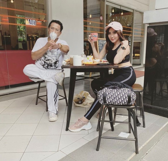 Pose Ayu Aulia, Model Cantik Saat Makan dengan Hotman Paris hingga Zikri Daulay