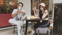 Lewat akun Instagramnya, Ayu cukup sering membagikan kebersamannya dengan teman-temannya. Seperti momen makan dan ngopi santainya bersama pengacara kondang, Hotman Paris. Foto: Instagram Ayu Aulia