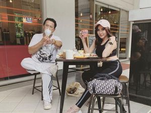 Pose Ayu Aulia, Model Cantik Saat Makan dengan Hotman Paris hingga Zikri Daulay