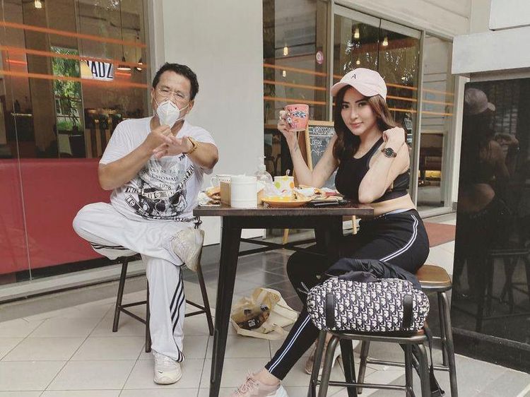 Pose Ayu Aulia, Model Cantik Saat Makan dengan Hotman Paris hingga Zikri Daulay