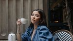 Pose Ayu Aulia, Model Cantik Saat Makan dengan Hotman Paris hingga Zikri Daulay