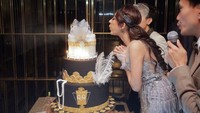 Merintis karir sebagai seorang model, Ayu mengungkapkan bahwa tujuan di hidupya adalah untuk membahagiakan keluarganya. Seperti captionnya saat mengunggah fotonya ngeteh di dalam pesawat. Foto: Instagram Ayu Aulia
