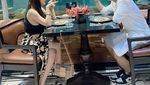 Pose Ayu Aulia, Model Cantik Saat Makan dengan Hotman Paris hingga Zikri Daulay