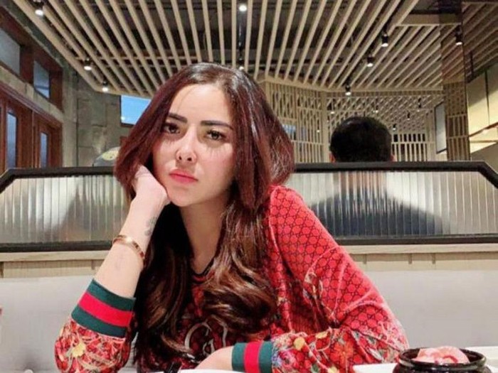 Pose Ayu Aulia, Model Cantik Saat Makan dengan Hotman Paris hingga Zikri Daulay