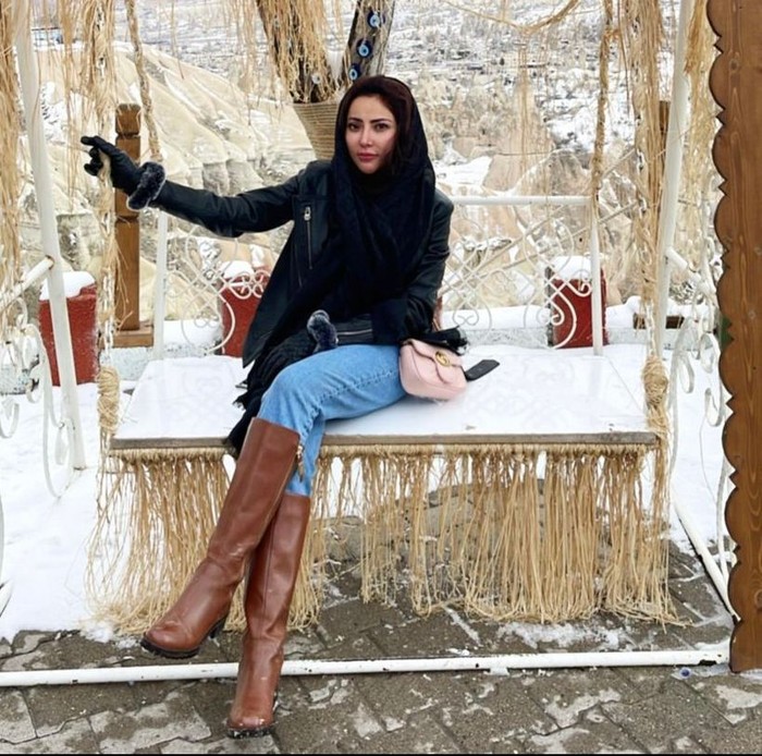 Pose Ayu Aulia, Model Cantik Saat Makan dengan Hotman Paris hingga Zikri Daulay
